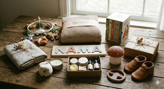 Sélection variée de cadeaux de naissance originaux et utiles sur une table en bois